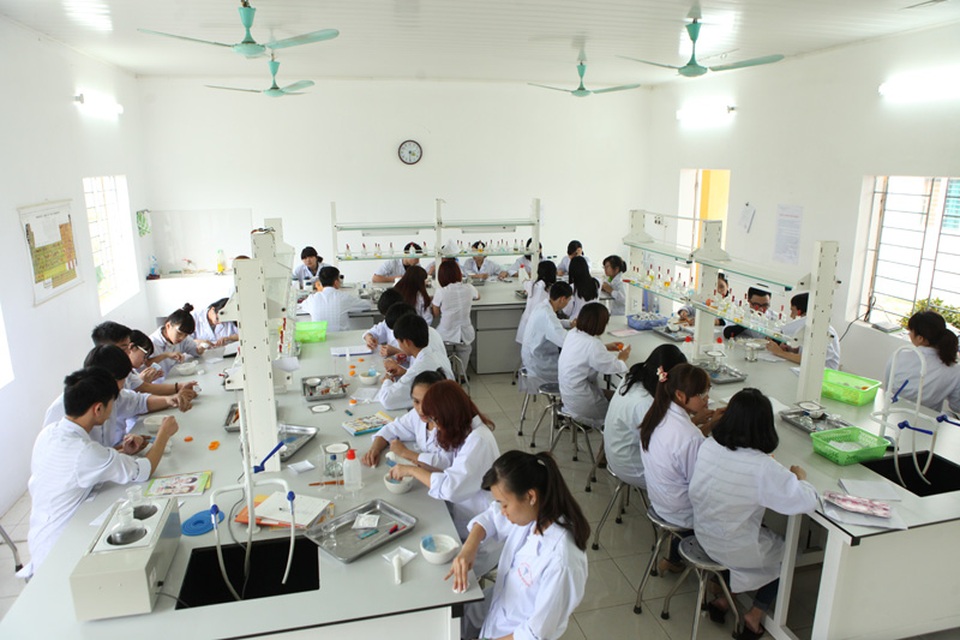 ĐH Thành Tây tạo đột phá với mô hình học ngành dược tiên tiến - 2 Sinh viên khoa Dược - ĐH Thành Tây trong một tiết thực hành.