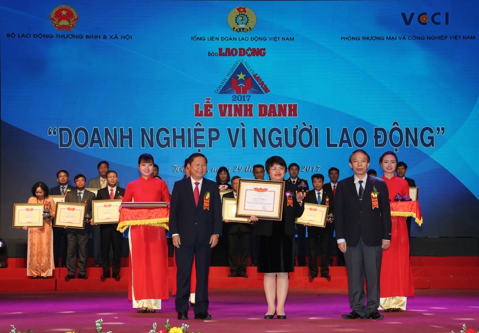 BIDV xuất sắc nhận giải thưởng “Doanh nghiệp vì Người lao động” năm 2017 - 1
Bà Lê Thị Kim Khuyên, Ủy viên HĐQT, Chủ tịch Công đoàn BIDV vinh dự nhận Bằng khen của Bộ LĐTB&XH