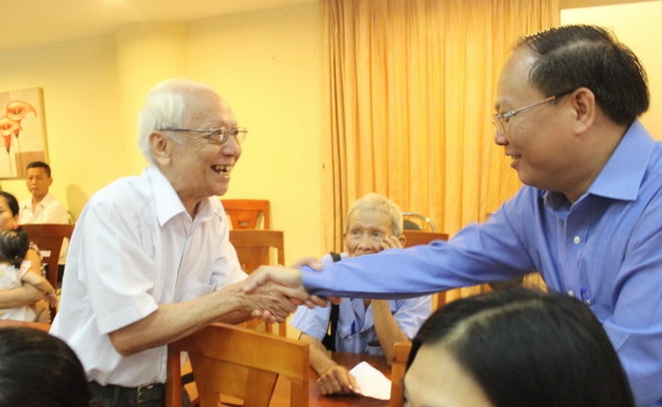 Nghĩ về tinh thần “làm gương trước” của Phó Bí thư Tất Thành Cang - 1
Ông Tất Thành Cang (phải) tại buổi lễ chăm lo tết cho người dân nghèo. Ảnh PLO