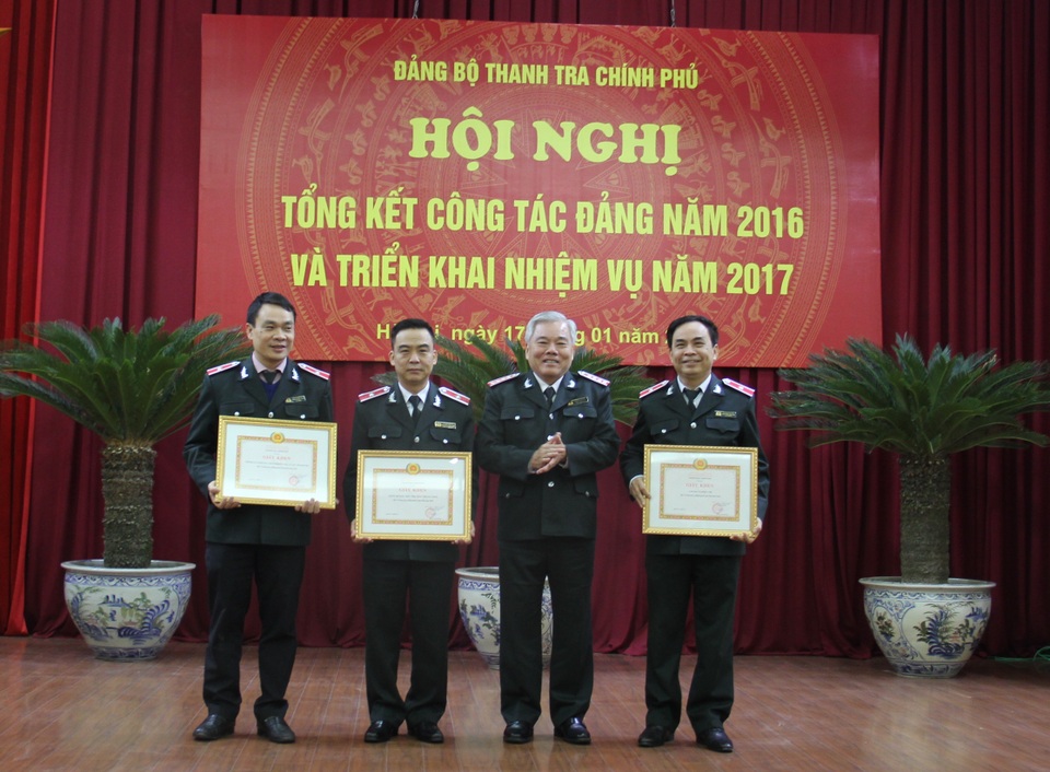 Tổng Thanh tra Chính phủ Phan Văn Sáu tặng bằng khen cho các đơn vị (Ảnh: TTCP)