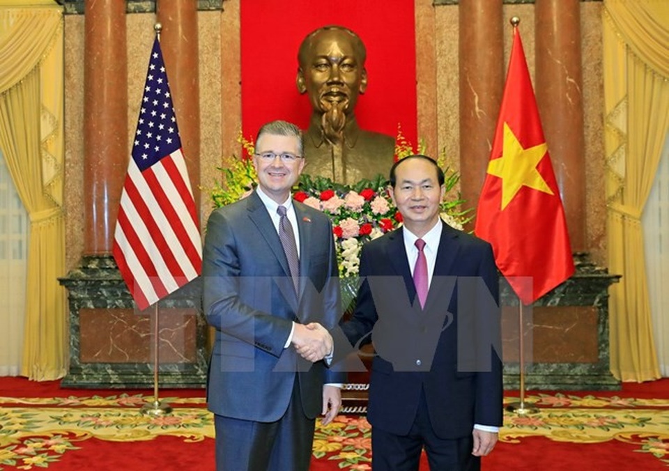 Chủ tịch nước Trần Đại Quang tiếp tân Đại sứ Hoa Kỳ Kritenbrink - 1
Chủ tịch nước Trần Đại Quang tiếp ngài Daniel Kritenbrink, Đại sứ Đặc mệnh toàn quyền Hoa Kỳ tại Việt Nam đến trình Quốc thư nhân dịp đảm nhận nhiệm kỳ công tác mới. (Ảnh: Nhan Sáng/TTXVN)