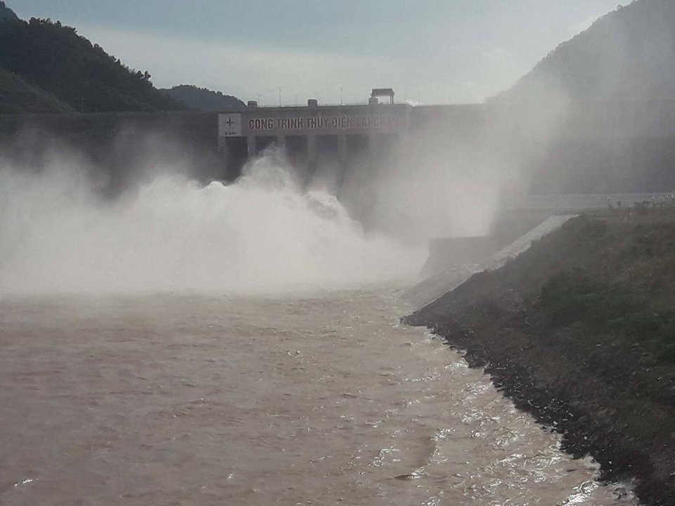 Ba bậc thang trên sông Đà mở 6 cửa xả lũ - 4 
Từ 20/7 đến nay, Thủy điện Lai Châu luôn mở 2 cửa xả mặt để điều tiết mức nước.