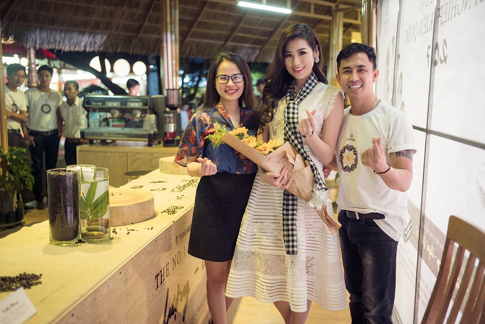 Á hậu Tú Anh “đàm đạo” cùng nhạc sỹ Dương Thụ ở Tây Nguyên - 8 Ngoài Tú Anh, sự kiện còn có sự tham gia của Hoa hậu Ngọc Hân, Á hậu Huyền My, người đẹp Ngọc Vân, Tố Như, Lan Hương...