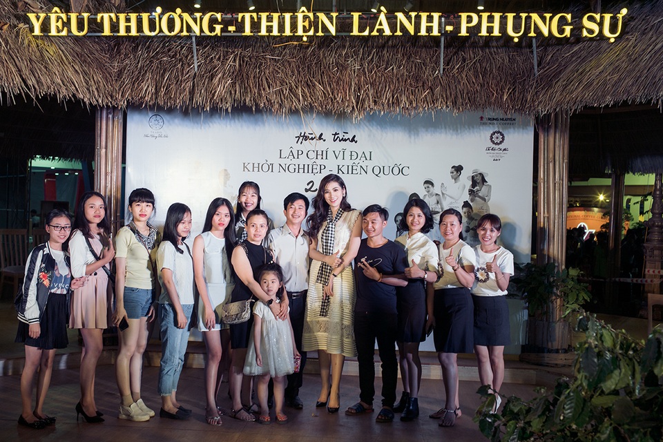 Á hậu Tú Anh “đàm đạo” cùng nhạc sỹ Dương Thụ ở Tây Nguyên - 6 Á hậu Tú Anh “đàm đạo” cùng nhạc sỹ Dương Thụ ở Tây Nguyên - 6