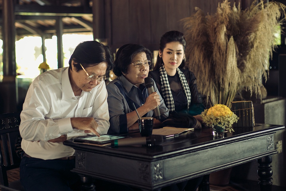 Á hậu Tú Anh “đàm đạo” cùng nhạc sỹ Dương Thụ ở Tây Nguyên - 2 Bởi lẽ đó, với Tú Anh, nhạc sĩ Dương Thụ tựa như một “Idol” đúng nghĩa. Đây là lần đầu tiên cô được gặp nhạc sỹ ngoài đời và cùng ông trò chuyện với các bạn trẻ tại Làng Cà phê – Đắk Lắk. Tú Anh chia sẻ, tiếp xúc với nhạc sỹ Dương Thụ cô thấy vị nhạc sĩ có kiến thức rất sâu rộng về nhiều lĩnh vực. Trò chuyện cùng ông, cô học được ở ông nhiều thứ.