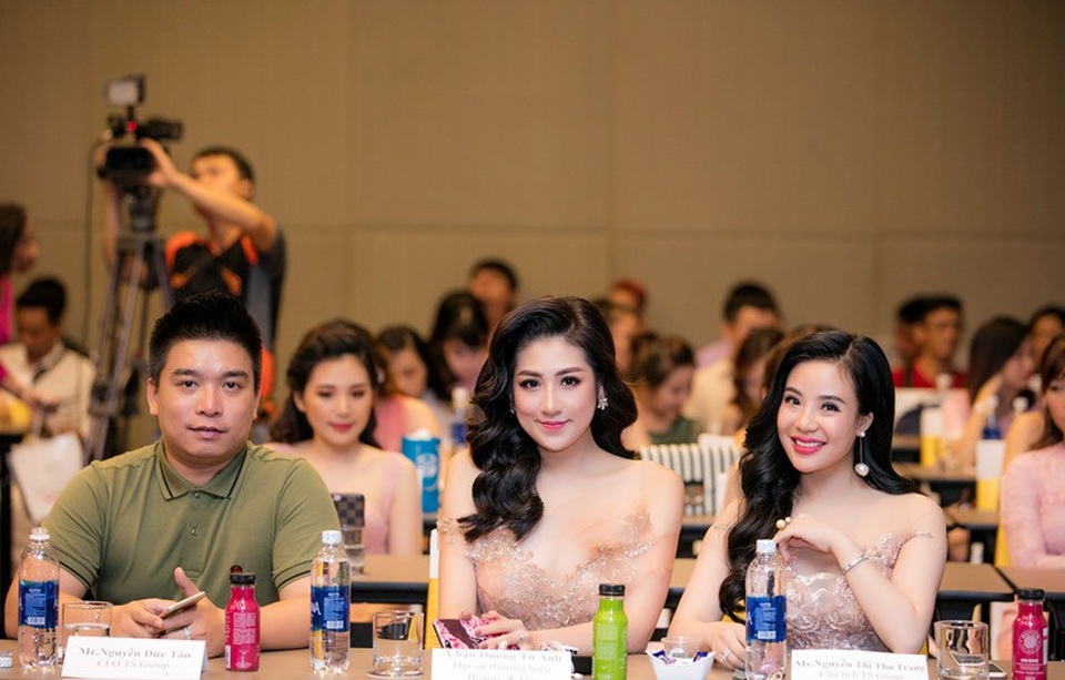 Bảo Thanh, Lã Thanh Huyền nói gì về việc làm đại sứ cho công ty “11 tỷ hàng giả”? - 2 Á hậu Tú Anh trong ngày ra mắt Đại sứ thương hiệu của TS Group mới đây. Ảnh: IT.