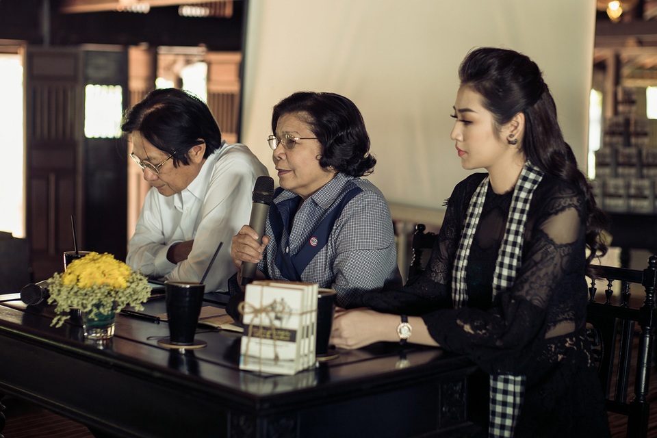 Á hậu Tú Anh “đàm đạo” cùng nhạc sỹ Dương Thụ ở Tây Nguyên - 1 Tú Anh cho biết, từ bé cô đã được bố mẹ cho nghe các ca khúc của nhạc sĩ Dương Thụ. Vì thế, âm nhạc của ông ngấm vào cô từ khi cô còn là một cô bé. Những ca khúc của nhạc sĩ Dương Thụ qua tiếng hát của diva Hồng Nhung, Thanh Lam, Mỹ Linh, Khánh Linh, Nguyên Thảo… đã giúp cô có được một tuổi trẻ đầy trong trẻo và yêu đời.