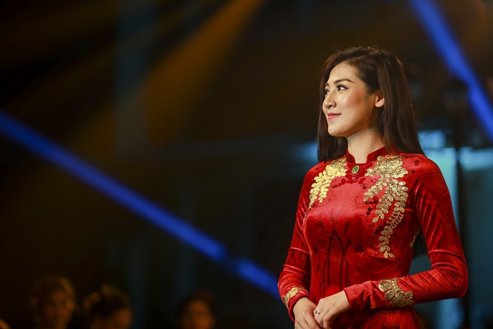 Á hậu Dương Tú Anh đẹp xuất thần trong thiết kế áo dài dát vàng - 3 Bộ áo dài dát vàng Á hậu Tú Anh diện hoàn hảo đến từng chi tiết.