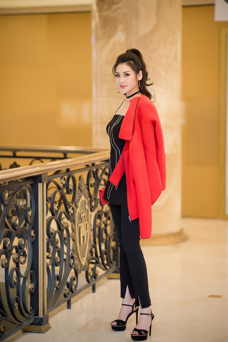 Á hậu Tú Anh phủ nhận chuyện “hả hê”, “mỉa mai” khi Huyền My trượt Top 5 - 9 Cô đeo khuyên tai to bản, buộc tóc cao trẻ trung.