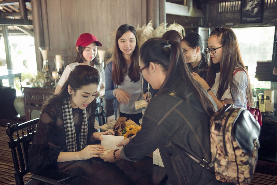 Á hậu Tú Anh “đàm đạo” cùng nhạc sỹ Dương Thụ ở Tây Nguyên - 5 Sự có mặt của Tú Anh thu hút sự chú ý của nhiều bạn trẻ ở Tây Nguyên. Thái độ gần gũi, thân thiện và cởi mở của Á hậu Việt nam 2012 nhận được nhiều lời khen ngợi của người dân Tây Nguyên.