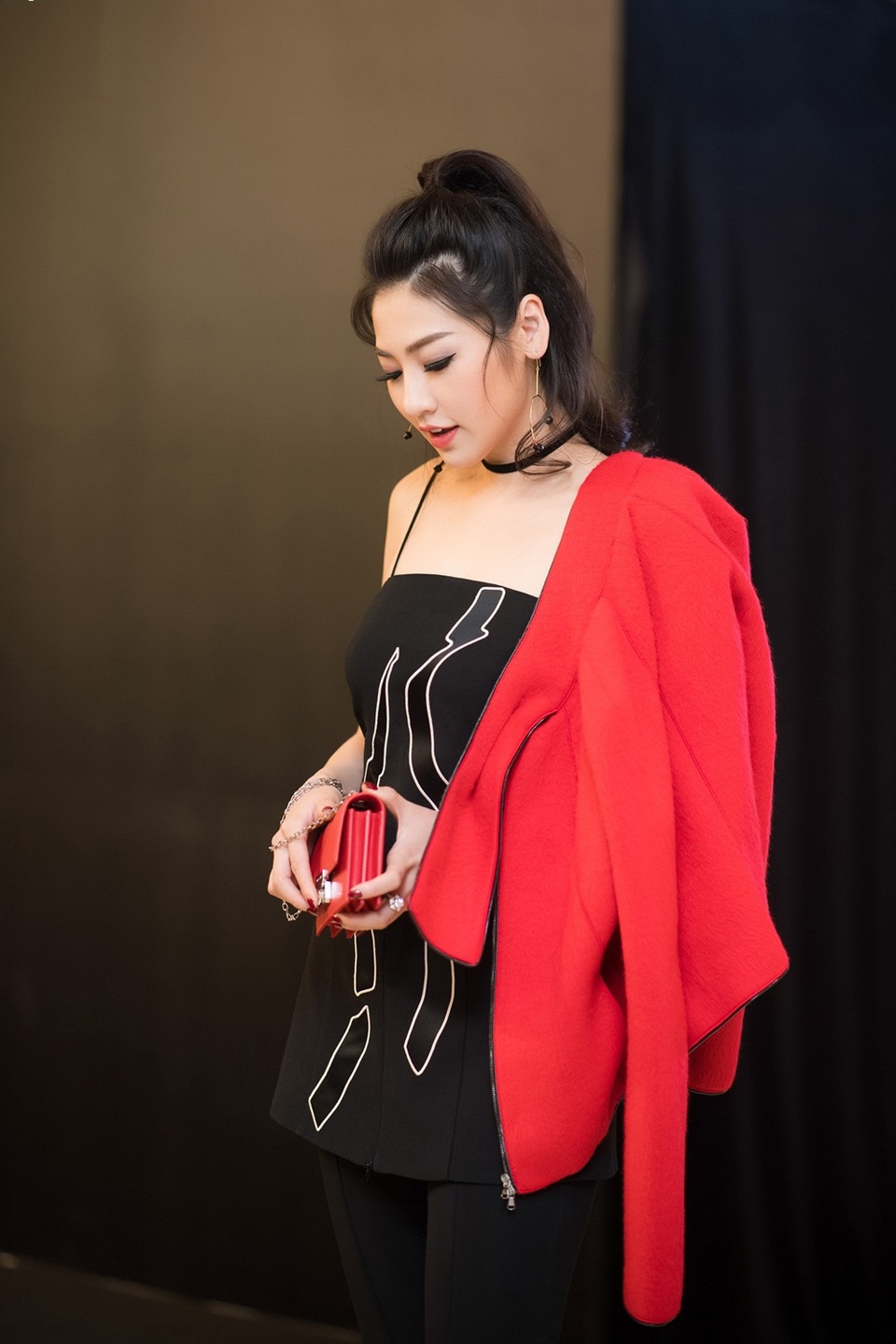 Á hậu Tú Anh phủ nhận chuyện “hả hê”, “mỉa mai” khi Huyền My trượt Top 5 - 6 Về câu chuyện về bạn trai cũ của Tú Anh có mặt tại Phú Quốc cổ vũ Á hậu Huyền My trong đêm chung kết và cư dân mạng ngầm hiểu ra lí do “có chuyện gì đó” trong mối quan hệ giữa Tú Anh - Bảo Hưng - Huyền My, Tú Anh nói: “Bạn tôi cũng gửi nhưng tôi không đọc vì hiện tại tôi khá bận rộn với công việc của bản thân, tôi nghĩ mình nên tập trung vào cuộc sống của mình nhiều hơn”.