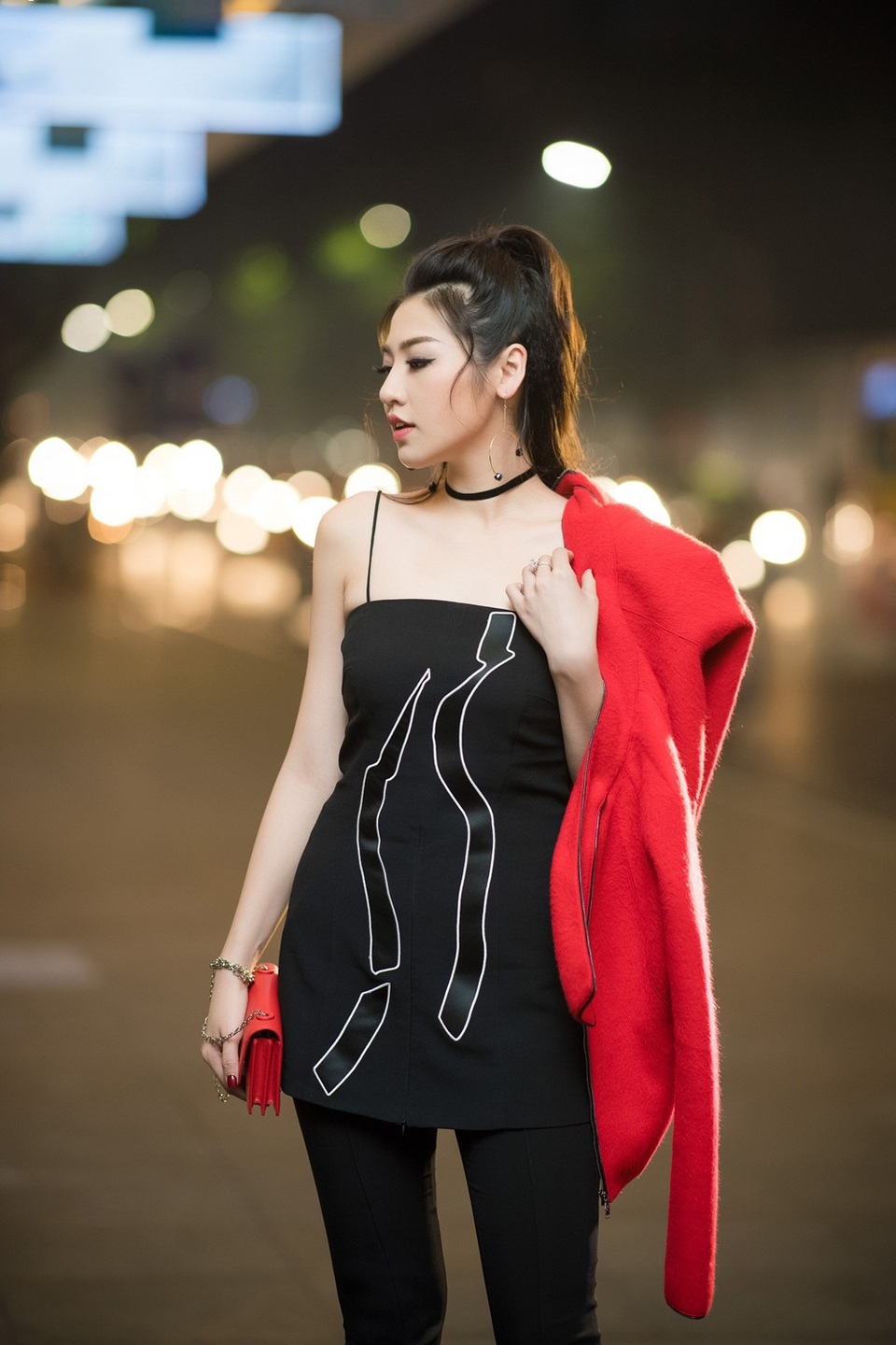 Á hậu Tú Anh phủ nhận chuyện “hả hê”, “mỉa mai” khi Huyền My trượt Top 5 - 4 Cô khẳng định: “Thực sự bản thân tôi cũng thấy rất tiếc khi bạn My cũng đã cố gắng hết mình rồi. Tôi hi vọng với những bạn người đẹp đang dự thi quốc tế như Mỹ Linh hay Thùy Dung sẽ cố gắng và đạt được kết quả tốt hơn nữa”.