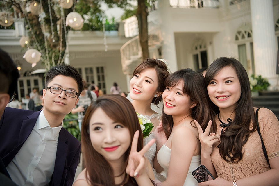Hot girl Tú Linh nghẹn ngào kể về duyên phận với chồng - 2 Bạn bè của cô dâu đến rất đông để chúc mừng hạnh phúc cho cô