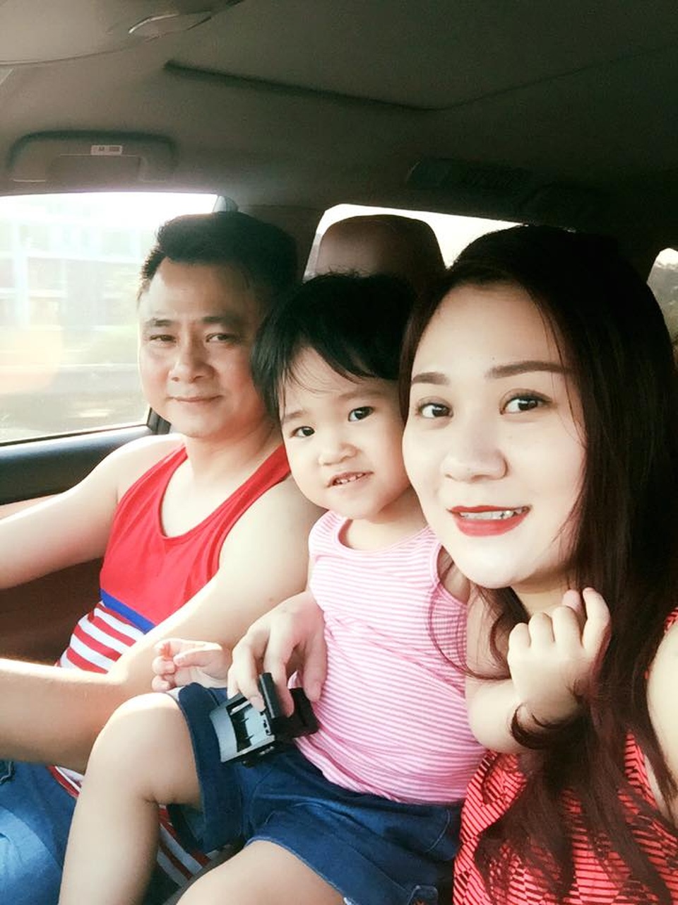 Tự Long làm thơ... xin lỗi vợ, Hà Hồ phủ nhận “cạch mặt” Mr Đàm - 3 Không có thời gian bên cạnh vợ trong ngày sinh nhật vì bận đi diễn, nam danh hài viết hẳn bài thơ xin lỗi vợ. Xin lỗi em anh chỉ là nghệ sỹ/ Sinh nhật em anh vẫn phải đi làm/ Đừng buồn nhé nghề của anh nó vậy/ Diễn xong rồi a lại về với em (với con).
