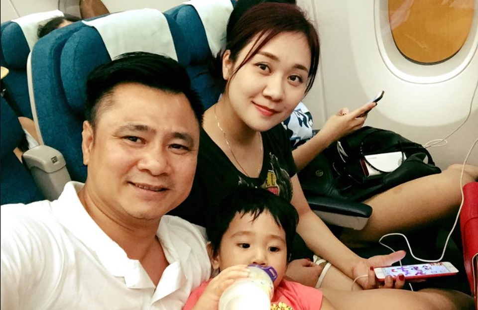 Nam danh hài Tự Long hạnh phúc bên vợ trẻ và con gái