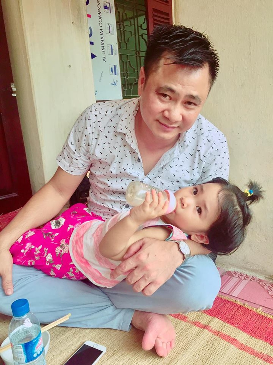 Chí Trung khoe ảnh cưới; Tự Long được gọi là “ông bố bỉm sữa” - 3 Khi được người thân chia sẻ ảnh chăm sóc cho con gái và gọi là ông bố bỉm sữa anh khá hài hước đáp lại: Nghe mấy bà mẹ nhân dân cho mình thành ông bố bỉm sữa! Sợ quá đi nghe như này mình thấy nể sợ chính bản thân mình.