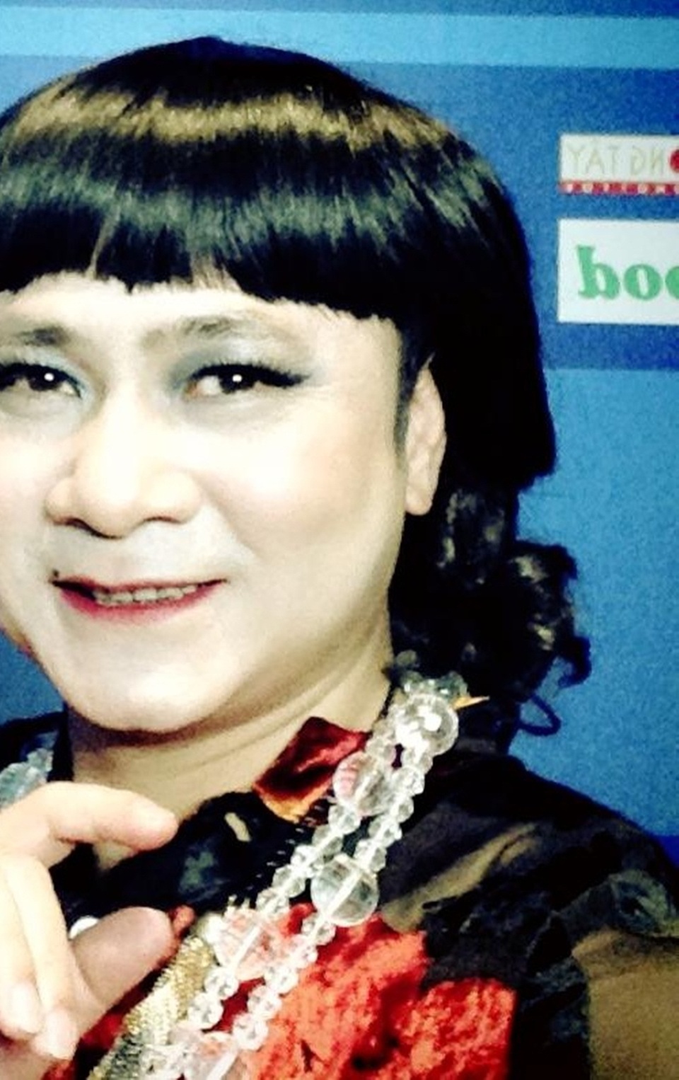 Bật cười ngắm Quang Thắng, Xuân Bắc, Tự Long... giả gái - 4 Nam nghệ sĩ còn chấm thêm nốt ruồi trên môi cho thêm phần sinh động.