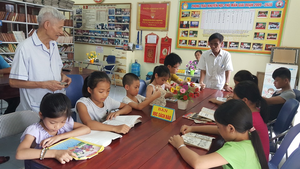 Tủ sách khuyến học đặc biệt ở thôn Phú Mẫn - 3 Tủ sách khuyến học thôn Phú Mẫn thu hút rất đông các em nhỏ trong và ngoài thôn tới đọc sách (Ảnh: Thế Kha).
