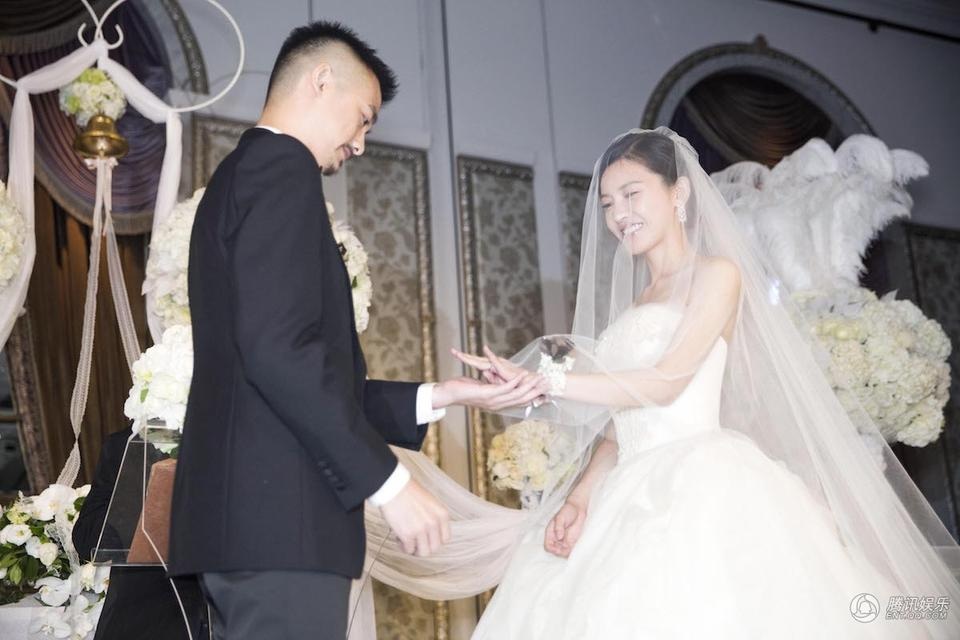 Đám cưới đẹp như mơ của mỹ nhân Dương Tử San - 5
Hai người cùng trao nhẫn và hứa hẹn sống bên nhau thật hạnh phúc, dài lâu.