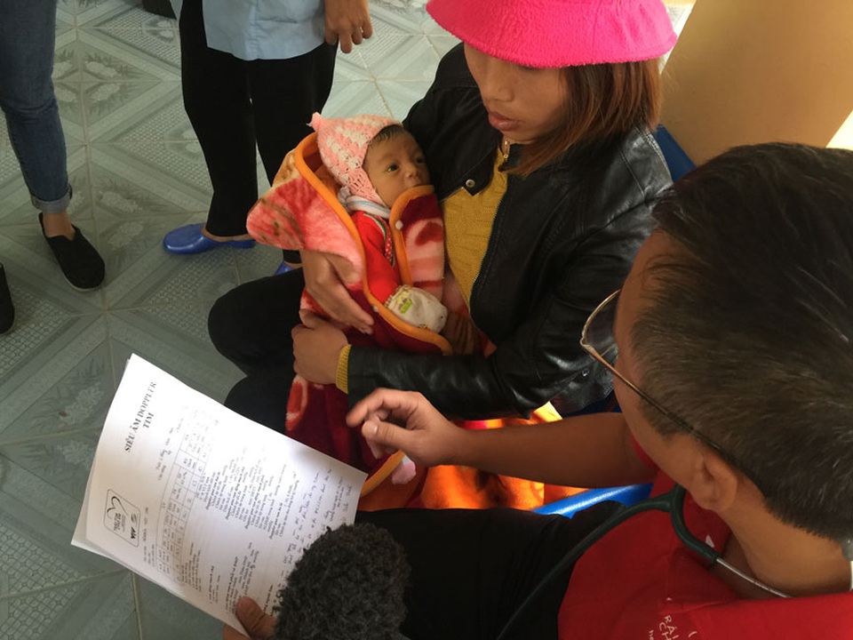 Nụ cười và nước mắt ngày khám sàng lọc tim miễn phí tại huyện đảo - 1 PGS.TS Nguyễn Lân Hiếu đang tư vấn cho mẹ con bé Thái