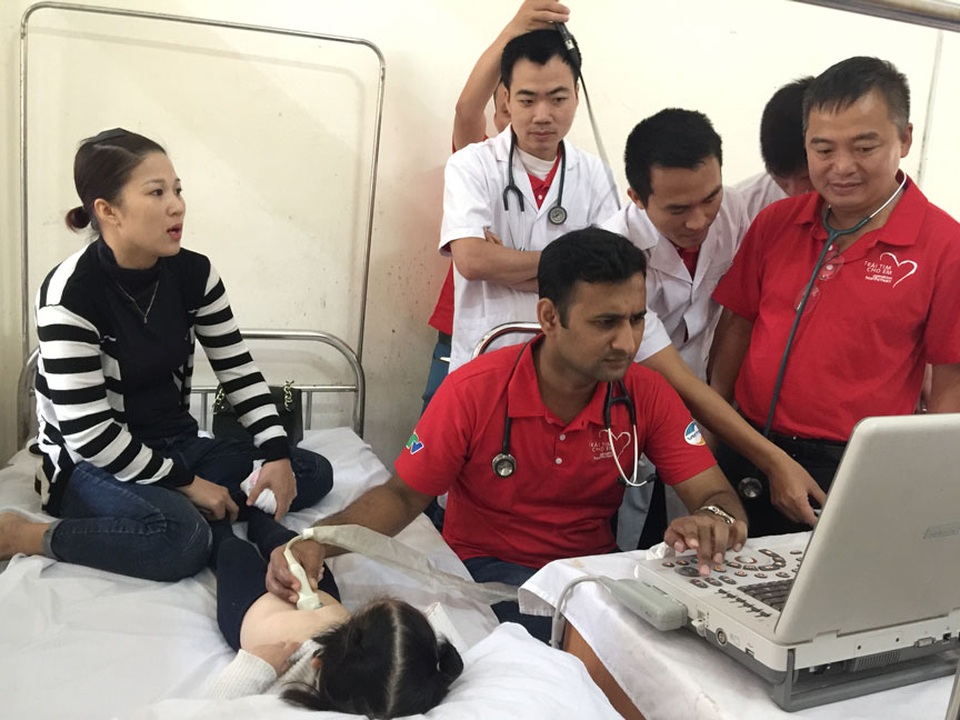 Nụ cười và nước mắt ngày khám sàng lọc tim miễn phí tại huyện đảo - 2
2 mẹ con bé Khánh đang được PGS.TS Nguyễn Lân Hiếu cùng các bác sĩ trong đoàn kiểm tra sức khỏe tim