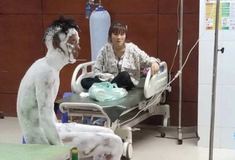 Người yêu đòi chia tay, nam thanh niên tẩm xăng tự thiêu - 1
Lương Văn L. bỏng toàn thân sau khi có hành động dại dột tẩm xăng tự thiêu.