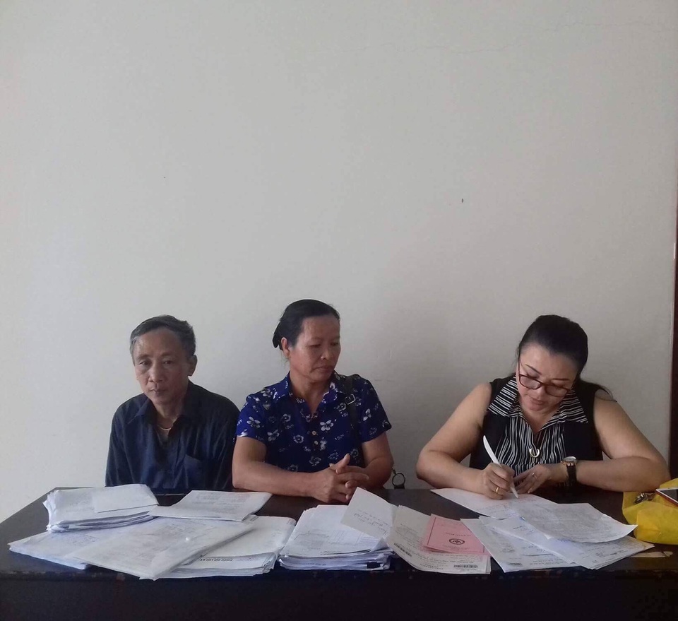 Ông Hàn Đức Long yêu cầu sớm bồi thường oan sai để lấy tiền chữa bệnh - 1
Vợ chồng tử tù oan Hàn Đức Long cùng Luật sư Vũ Thị Nga tại buổi làm việc với TANDCC tại Hà Nội ngày 27/10