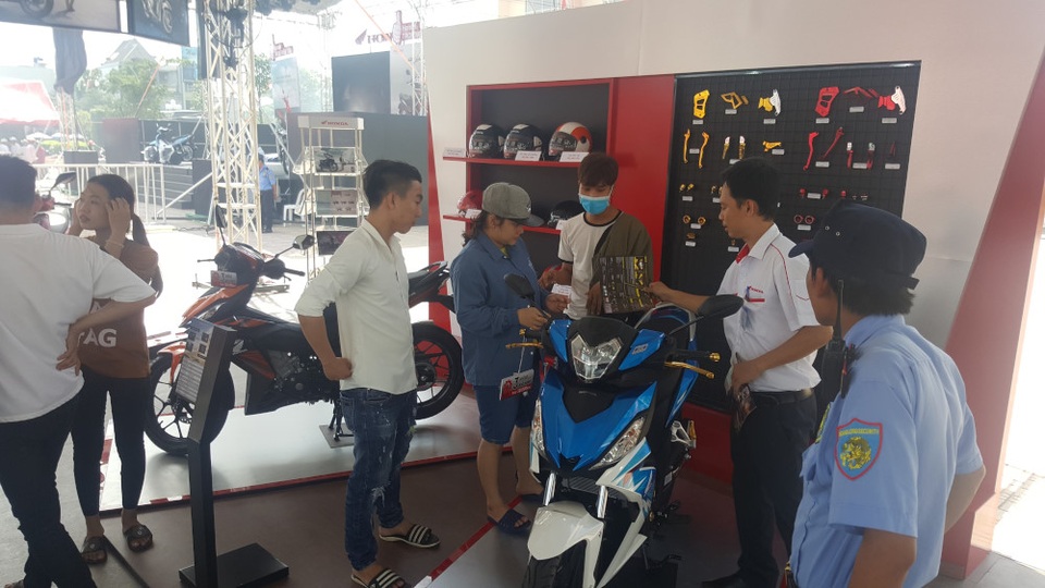 Honda Việt Nam khởi động chuỗi chương trình “Trọn niềm tin 2017” - 2
Nhân viên tư vấn tận tình cho khách mua xe, giới thiệu đầy đủ các chương trình ưu đãi, khuyến mại