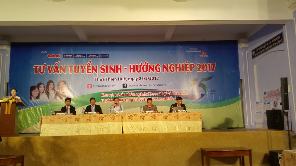 Hơn 4.000 học sinh Huế tham gia chương trình tư vấn tuyển sinh - hướng nghiệp - 2 Ban tư vấn gồm các thầy cô hỗ trợ tư vấn giải đáp tất cả những thắc mắc cho các học sinh