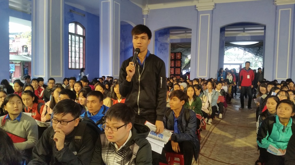 Hơn 4.000 học sinh Huế tham gia chương trình tư vấn tuyển sinh - hướng nghiệp - 3 Một bạn học sinh đang đặt ra câu hỏi để gửi đến ban tư vấn để được các thầy cô giải đáp.