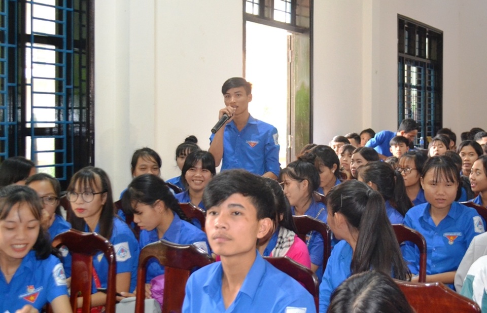 Quảng Trị: Tư vấn việc làm cho lao động trẻ - 1 Các thanh niên, học sinh được tư vấn giải đáp thắc mắc về nghề nghiệp, nhu cầu việc làm