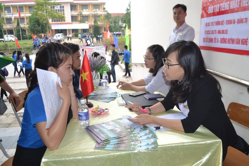 Quảng Trị: Tư vấn việc làm cho lao động trẻ - 3
Các thanh niên có nhu cầu xuất khẩu lao động sang các nước cũng được tư vấn