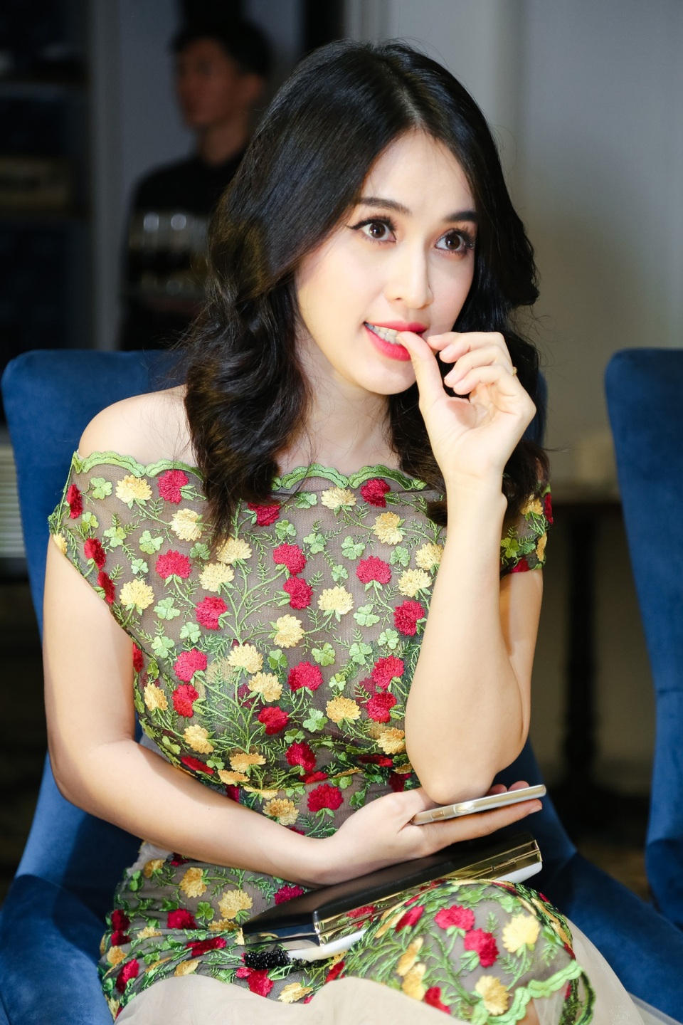 Khoảnh khắc Tú Vi đăm chiêu xem Võ Hoàng Yến sải bước và liên tục cắn móng tay vô cùng dễ thương.