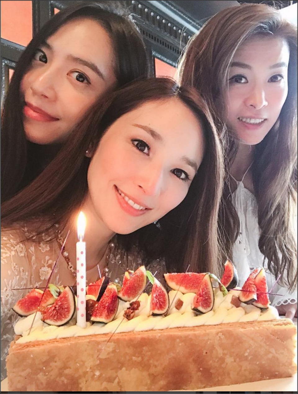 
Ngày 4/10 vừa rồi, Ngô Bội Từ đã đón sinh nhật lần thứ 39 bên một người bạn và gia đình. Trên trang cá nhân, cô khoe hình ảnh bữa tiệc sinh nhật ấm cúng bên người thân.
