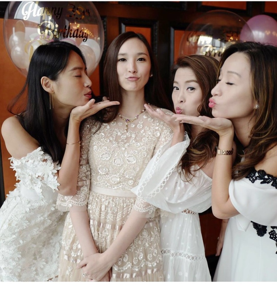 
Ngô Bội Từ hiện đang sống tại Mỹ cùng các con và bạn trai. Người đàn ông gắn bó với cô là đại gia trong ngành bất động sản, tỷ phú Kỷ Hiểu Ba. Anh nổi tiếng giàu có, kinh doanh trong nhiều lĩnh vực như bất động sản, nhà hàng, khách sạn, casino. Quanh Hiểu Ba có vô số những người đẹp vây quanh nhưng chỉ có Ngô Bội Từ là có con với anh.
