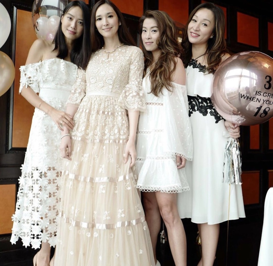 
Siêu mẫu sinh năm 1978 đã làm mẹ của ba “nhóc tì” và cô mới sinh đứa con thứ ba được 3 tháng. Tuy nhiên, người đẹp đã nhanh chóng lấy lại dáng vóc thanh mảnh đáng ghen tị.
