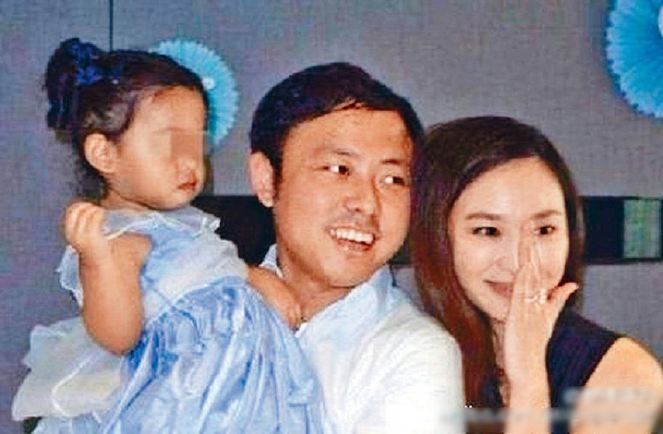 Cuộc sống giàu có của siêu mẫu Ngô Bội Từ bên bạn trai tỉ phú - 6
Ngô Bội Từ và Kỳ Hiểu Ba chụp ảnh cùng con gái duy nhất của họ. Nữ diễn viên họ Từ chưa một lần được mặc váy cưới nhưng với cô, được ở bên người đàn ông chăm sóc, yêu thương và có những đứa con khỏe mạnh, đáng yêu là hạnh phúc lớn nhất.