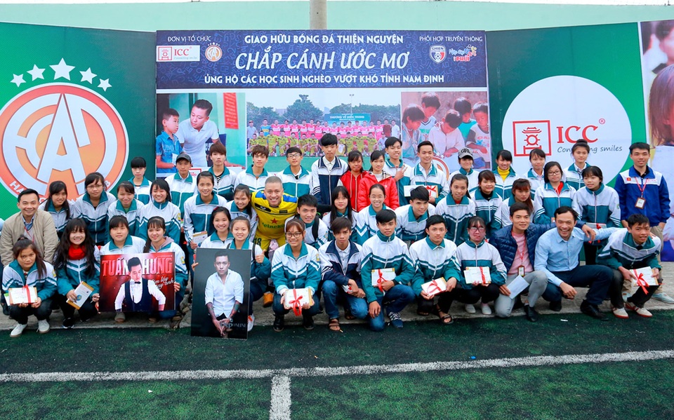 Tuấn Hưng xuất hiện trên sân cỏ với mái tóc lạ - 8 Hy vọng với bầu không khí ấm áp yêu thương ngay từ những ngày đầu xuân, lộc xanh khát vọng mà HAT cùng ICC Hà Nội mang đến sẽ sớm nở, báo hiệu một năm bình an và may mắn cho mọi người.