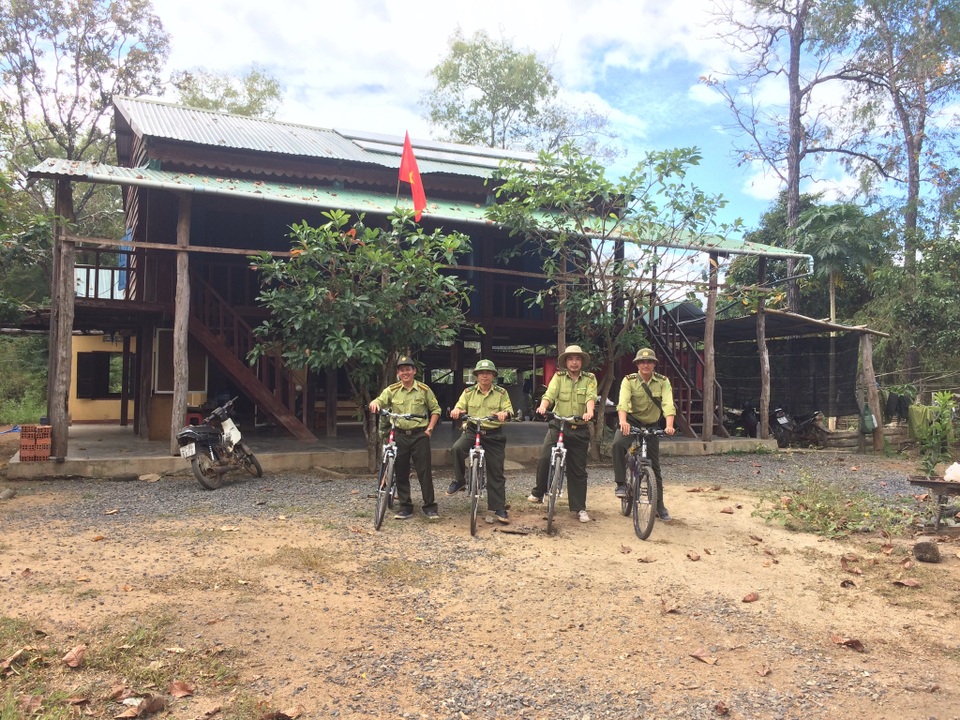 
Cán bộ kiểm lâm chuẩn bị tuần tra rừng bằng xe đạp
