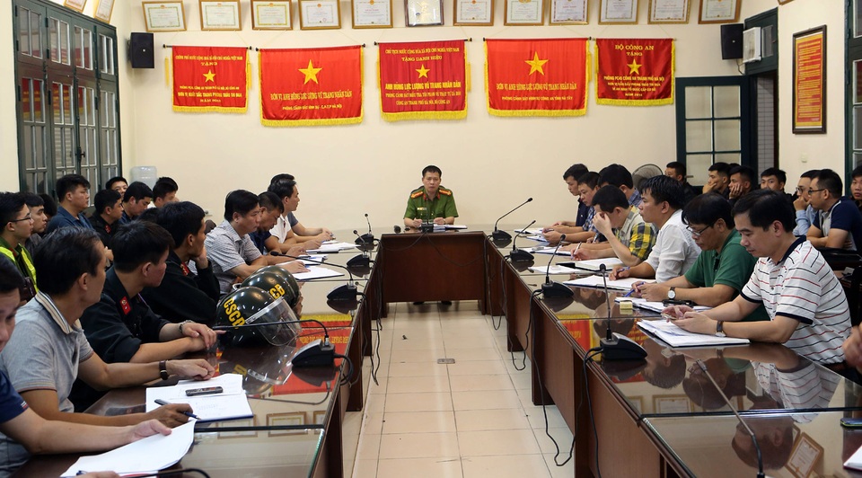 Công an Hà Nội tổng kiểm tra ban đêm các khu vực đông người - 1 Phòng Cảnh sát hình sự - Công an TP Hà Nội thành lập 6 tổ công tác, phối hợp cùng các đơn vị nghiệp vụ khác thực hiện Mệnh lệnh 01 của Giám đốc Công an Hà Nội.