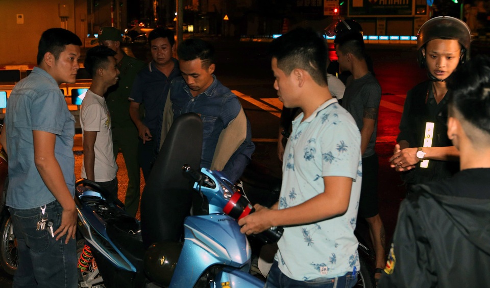 Công an Hà Nội tổng kiểm tra ban đêm các khu vực đông người - 5 Công an Hà Nội tổng kiểm tra ban đêm các khu vực đông người - 5
