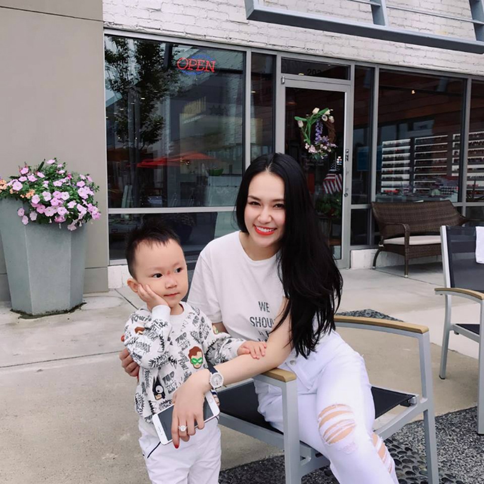Bảo Thanh khoe thân hình thon gọn, Việt Anh lạ lẫm với ảnh cổ trang - 18 Vợ Tuấn Hưng xinh đẹp và tươi tắn bên cậu con trai