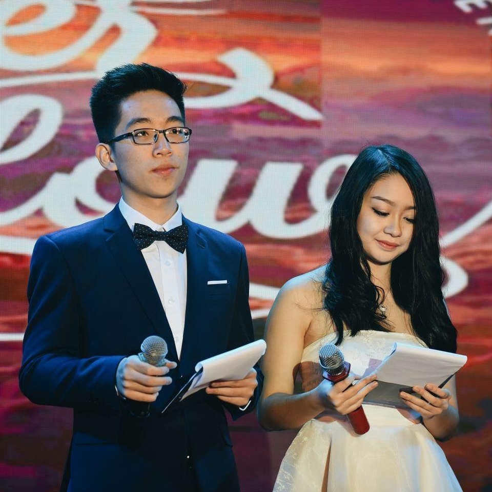 Viết về áp lực của học sinh Việt, chàng trai 18 tuổi vào ĐH hàng đầu Mỹ - 4
Ở một chương trình khác của trường, 9X xuất hiện điển trai trong vai trò MC.