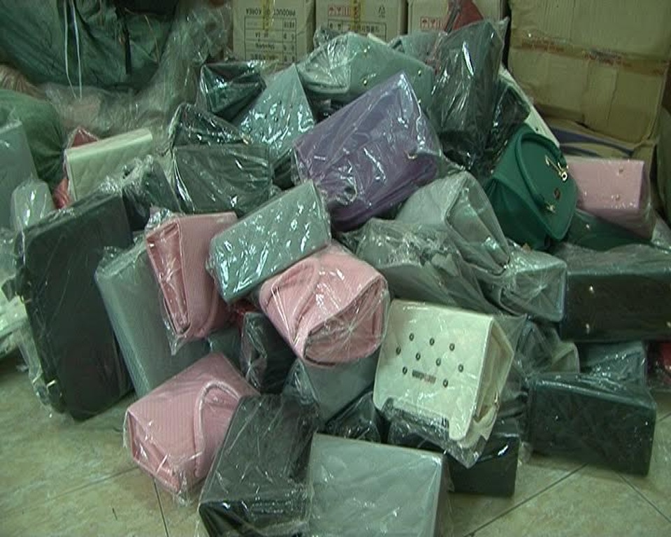 Khám xét 13 container chở túi Chanel, Hermes... quá cảnh, thẩm lậu vào Việt Nam - 1
Túi xách nghi giả thương hiệu Chanel bị thu giữ.