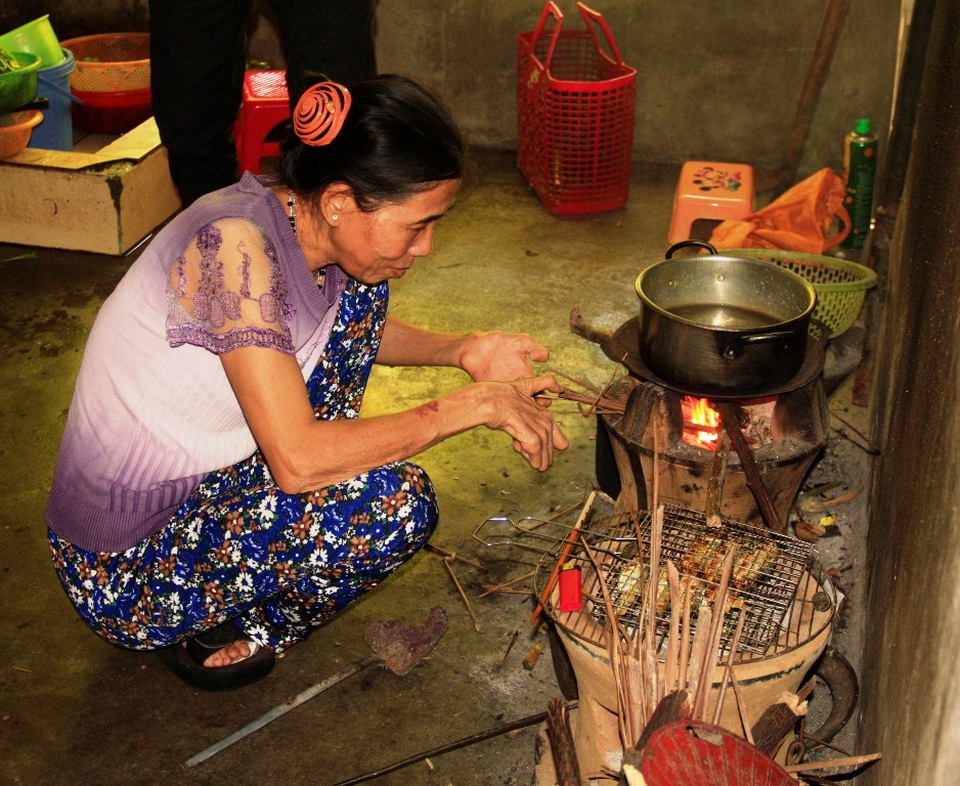 Bình Định: Làng phụ nữ không có ngày 8/3 vẫn hạnh phúc! - 2 Ngày Quốc tế của bà Hà vẫn lo cơm nước phục vụ người chồng bị mắc bệnh phong nhưng nặng hơn bà