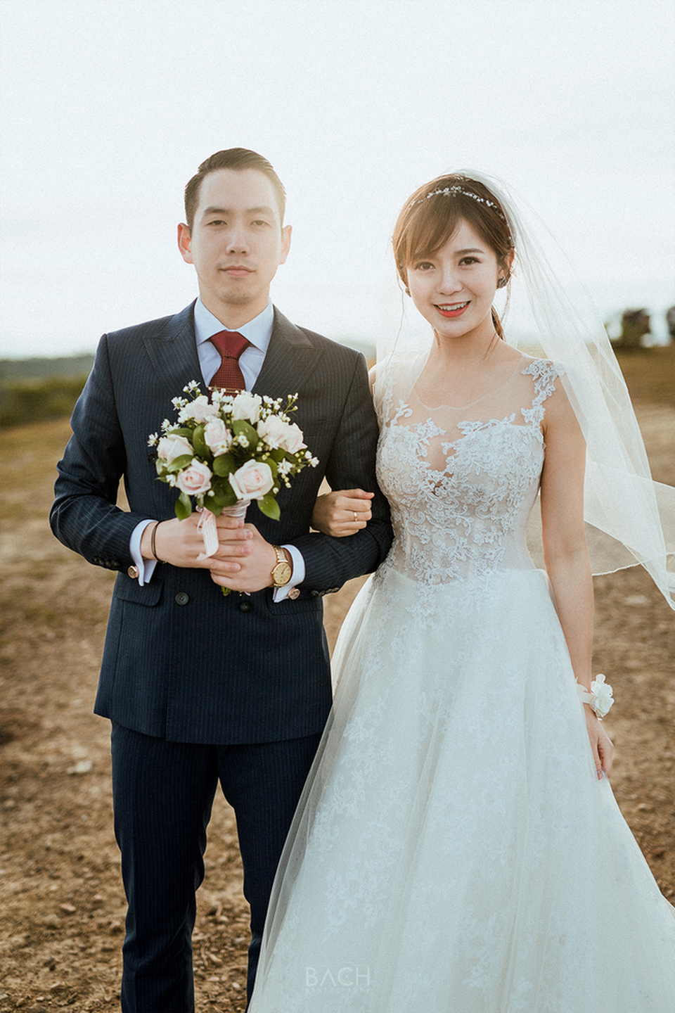 Khoe ảnh cưới ngọt ngào ở 3 nước, Tú Linh mơ về một gia đình nhỏ - 1
Cô dâu và chú rể rất đẹp đôi.