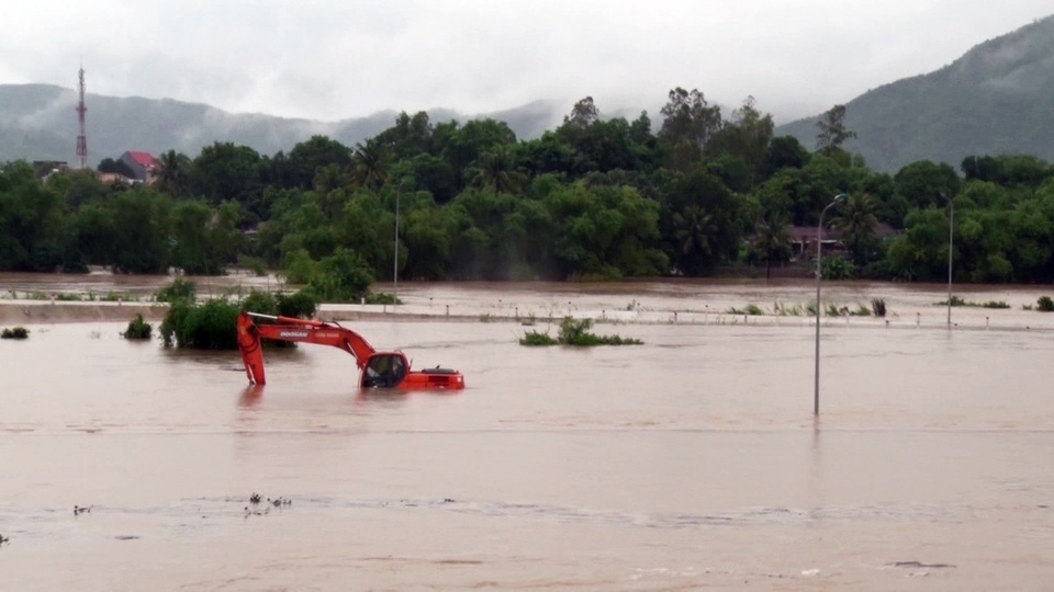 2.000 người chạy lũ, 1 người thiệt mạng trong đêm - 2 Mưa lũ đã làm 600 ha cây trồng bị ngập úng, nhiều đoạn kênh mương, trạm bơm điện, đường giao thông bị sạt lở, bồi lấp…, ước tổng thiệt hại hơn 3,6 tỷ đồng.