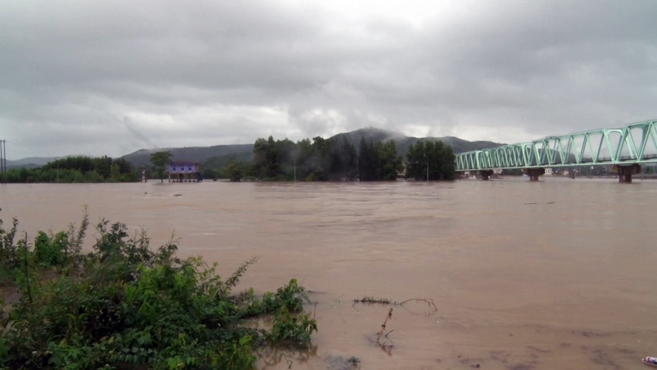 2.000 người chạy lũ, 1 người thiệt mạng trong đêm - 3 Nước tại các sông tại Phú Yên dự kiến đến tối ngày 2/11 sẽ tăng trên mức báo động 2