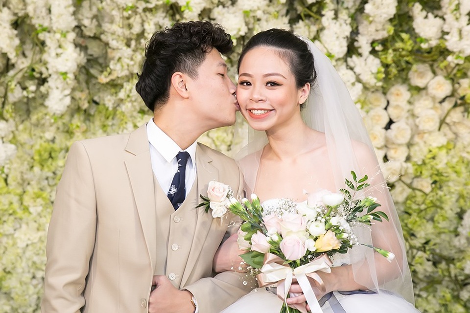 Tùng Linh - nhóm Oplus bất ngờ cưới vợ là giảng viên trường báo chí - 1 Tùng Linh - nhóm Oplus bất ngờ cưới vợ là giảng viên trường báo chí - 1