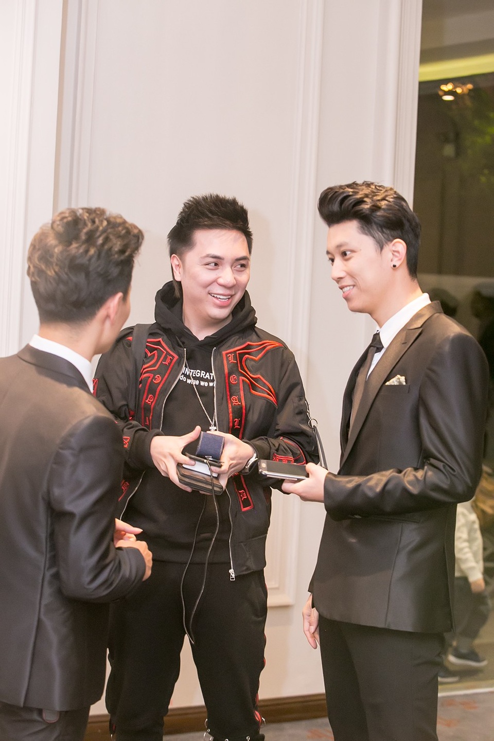 Tùng Linh - nhóm Oplus bất ngờ cưới vợ là giảng viên trường báo chí - 14 Tùng Linh - nhóm Oplus bất ngờ cưới vợ là giảng viên trường báo chí - 14